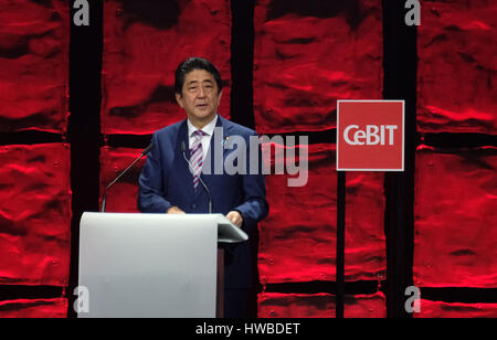 Hannover, Alemania. 19 Mar, 2017. Primer Ministro de Japón Shinzo Abe, hablando en la inauguración de la feria CeBIT en Hannover, Alemania, el 19 de marzo de 2017. Japón es el país socio de la CeBIT 2017. Foto: Peter Steffen/dpa/Alamy Live News