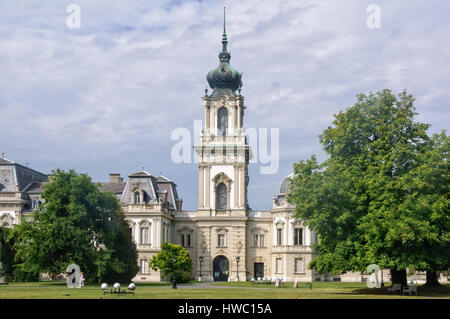 La torre central de Festetics Palace en Keszthely, Hungría Foto de stock