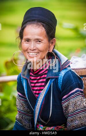 Vietnam, Alto Tonkín, en la provincia de Lao Cai, Sa Pa ciudad, retrato de un campesino H'mong Foto de stock