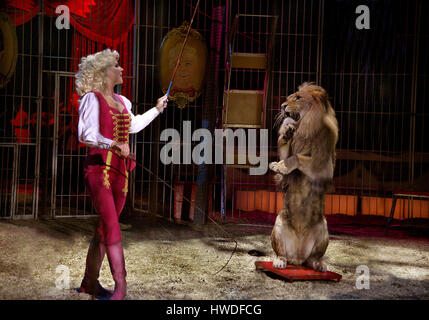 Domador de león fotografías e imágenes de alta resolución - Alamy
