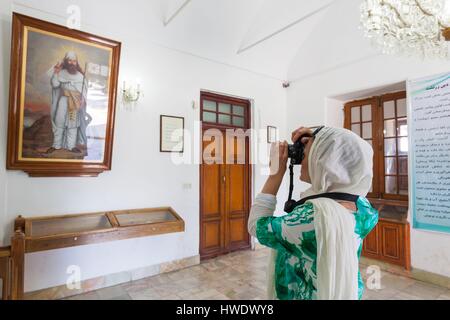 Irán, en el centro de Irán, Yazd, Ateshkadeh zoroástrica, Templo de fuego, retrato de Zaratustra, profeta y mujer fotógrafo
