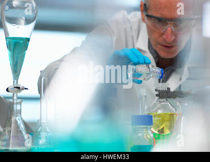 La biotecnología, el científico preparando una fórmula química durante un experimento en el laboratorio. Foto de stock
