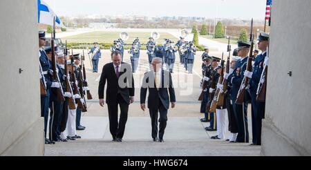 Arlington, Virginia. 21 Mar, 2017. El Secretario de Defensa de EE.UU. Jim Mattis escoltas ministro de defensa finlandés Jussi Niinisto pasar la guardia de honor durante la ceremonia de llegada en el Pentágono el 21 de marzo de 2017 en Arlington, Virginia. Crédito: Planetpix/Alamy Live News Foto de stock