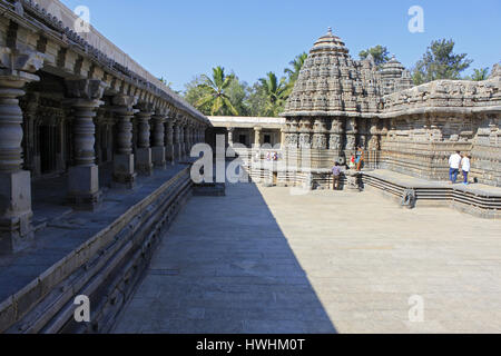 Vista lateral, Sur columnata de la clausura en el templo Chennakesava corredor del patio. Somanathpur, Karnataka, India Foto de stock