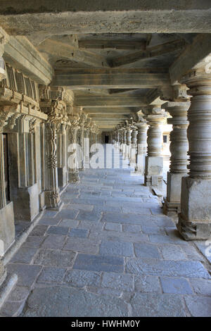 Corredor Sur columnata de clausura en el templo Chennakesava, arquitectura de Hoysala, Somnathpur, Karnataka, India Foto de stock