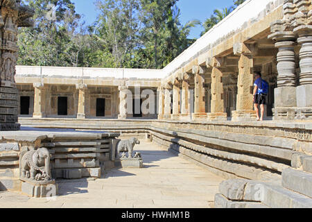Vista lateral de la Columnata del corredor claustral desde el patio del Templo Chennakesava, arquitectura de Hoysala, Somanathpur, Karnataka, Ind Foto de stock