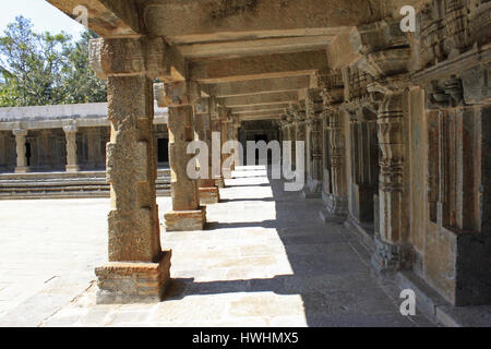 Oeste columnata del corredor claustral, en templo de Chennakesava, arquitectura de Hoysala en Somnathpur, Karnataka, India Foto de stock