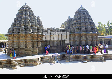 Vista trasera de santuarios estrellado, turistas admirando las tallas de piedra en el templo Chennakesava, arquitectura de Hoysala, Somnathpur, Karnataka, India