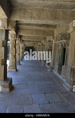 Colonnade del corredor claustral, en templo de Chennakesava, arquitectura de Hoysala en Somnathpur, Karnataka, India Foto de stock