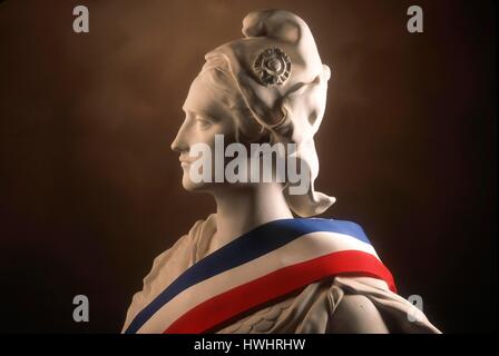 Estatua de Marianne, símbolo nacional de la República Francesa, envueltos en la bandera tricolor francesa Foto de stock