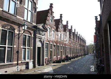 Viejo almshouses enfrente el Frans Hals Museum de Haarlem, Holanda en Groot Heiligland street. Foto de stock