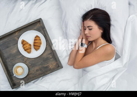 Mujer joven concepto de cama para dormir Foto de stock