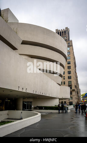 El Solomon R. Guggenheim Museum de arte moderno y contemporáneo - Nueva York, EE.UU. Foto de stock