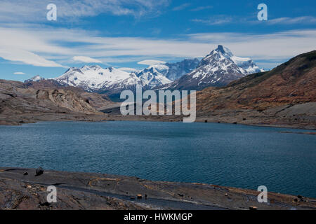 Vista panorámica de los lagos y montañas en el camino de la estancia Cristina al glaciar Upsala, en la patagonia argentina Foto de stock