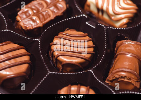 Cerca de gran variedad de chocolates en la casilla Foto de stock