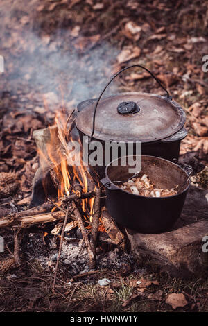 Turística En El Fuego En Calderos Negro Nieve Derretida Para Cocinar La  Cena. Fotos, retratos, imágenes y fotografía de archivo libres de derecho.  Image 69810812