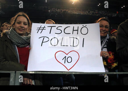 Alemania fans sostienen carteles en apoyo de Lukas Podolski antes del partido amistoso en el Signal Iduna Park de Dortmund.