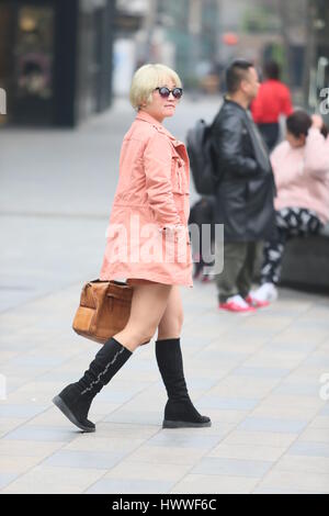 Beijin, Beijin, China. 23 Mar, 2017. Una chica joven camina por la calle de Sanlitun, Beijing, cubo de la moda marzo 23rd, 2017. Crédito: SIPA Asia/Zuma alambre/Alamy Live News