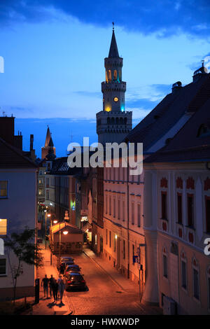 Vistas a la torre del ayuntamiento en la noche, Opole, Silesia, Polonia, Europa Foto de stock