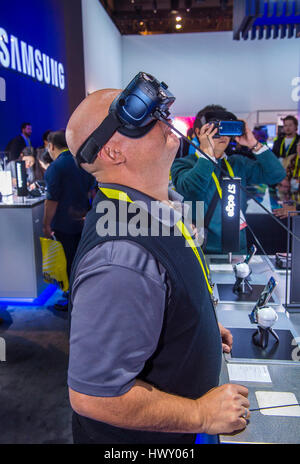 LAS VEGAS - Jan 08 : demostración de Realidad Virtual en el stand de Samsung en el CES show celebrado en Las Vegas en enero 08 de 2017, el CES es el plomo del mundo. Foto de stock