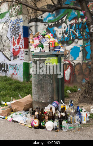 Full basura en las orillas del canal del Danubio, Viena, Austria, Europa Foto de stock