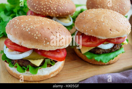 Sándwich de Hamburguesa casera con jugosas hamburguesas, queso, verduras frescas Foto de stock