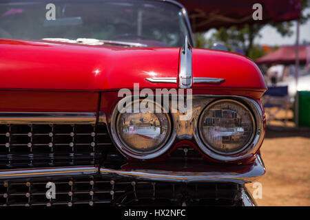 1959 Cadillac convertible y vista frontal del faro. Foto de stock