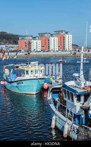 La Swansea Marina en la costa sur de Gales, lleno de yates, embarcaciones amarradas y algunos barcos de pesca también. Foto de stock