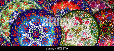 Hermoso,colorida Cerámica turca,placas cerámicas pintadas a mano, de cerca.