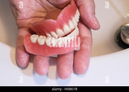 Las dentaduras postizas o los dientes postizos realizados sobre la base de  acrílico acrílico o dentaduras dientes montados de cerámica hecha por  persona permanecer en Fotografía de stock - Alamy