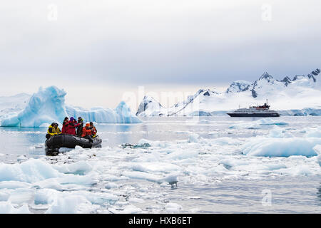La Antártida los turistas en zodiac entre iceberg antártico.