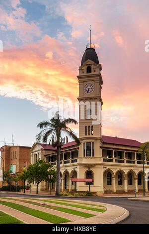 Vista de la puesta de sol de la oficina de correos de Bundaberg y torre del reloj. Bundaberg, Queensland, Australia