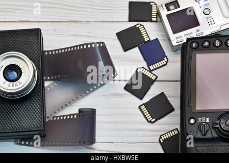 Cámara con película retro y moderna y compacta digital DSLR con tarjetas SD  Fotografía de stock - Alamy