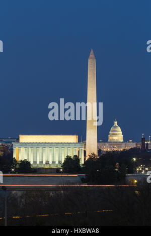 El Monumento a Lincoln, el Monumento a Washington y el Capitolio estadounidense iluminada durante el crepúsculo vespertino en Washington, DC.