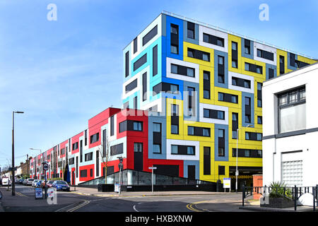 Los colores en la Universidad de Essex, alojamiento para estudiantes en rectángulos de color color en moderno colorido patrón geométrico UK arquitectura ventana