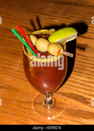 César bebida hecha con jugo de Clamato, vodka, tabasco, ribeteado con sal  de apio y rematada con las aceitunas Fotografía de stock - Alamy