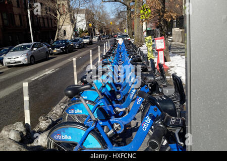 Banco Citi bicicletas acoplado en la ciudad de Nueva York. citi bike es un sistema de uso compartido de bicicletas disponibles en los cinco distritos. Foto de stock