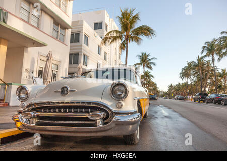 MIAMI, EE.UU. - 10 Mar, 2017: Vintage american vehículo aparcado en el famoso Art Deco hoteles en la Ocean Drive en Miami Beach. Florida, Estados Unidos