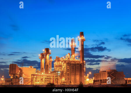 Planta de energía eléctrica de la turbina de gas con sunset Foto de stock