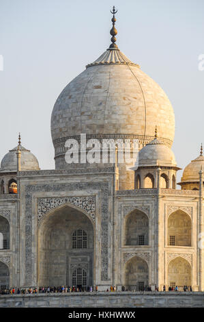 Parte trasera, orientada hacia el norte, la fachada del Taj Mahal Foto de stock