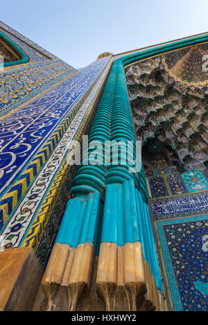 Los detalles de la entrada a la mezquita Shah (también conocida como la Mezquita de Imam) en Naghsh-e Jahan Plaza en Isfahan, capital de la provincia de Isfahan en Irán Foto de stock