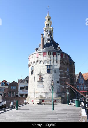 Siglo XVI Hoofdtoren ('main torre), último vestigio de la muralla que rodea el casco antiguo de la ciudad de Hoorn, Holanda Septentrional, Países Bajos. Foto de stock