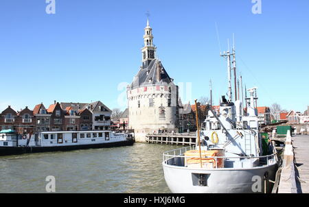 Marina con el siglo XVI Hoofdtoren ('main torre), último vestigio de la muralla que rodea el casco antiguo de la ciudad de Hoorn, Países Bajos. Foto de stock