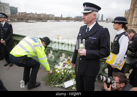 El puente de Westminster, Londres, Reino Unido. 29 de marzo de 2017. Las flores sembradas para recordar los muertos . Crédito: Jim forrest/Alamy Live News Foto de stock