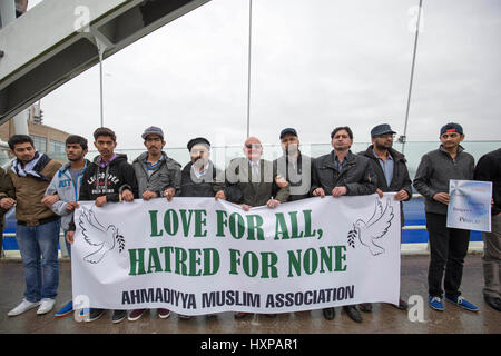 Los miembros del Manchester Multi-Faith Network y musulmanes Ahmadiyya en el Lowry Puente , Salford Quays en vigilia por el ataque terrorista de Londres hace 1 semana Foto de stock