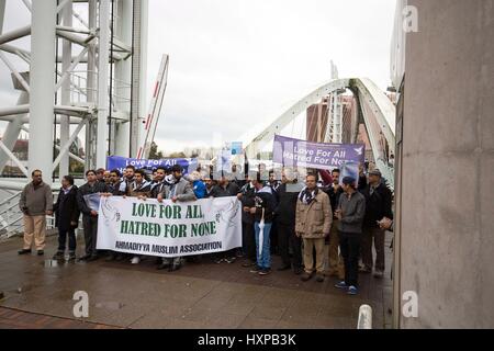 Los miembros del Manchester Multi-Faith Network y musulmanes Ahmadiyya en el Lowry Puente , Salford Quays en vigilia por el ataque terrorista de Londres hace 1 semana Foto de stock