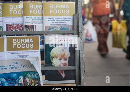 02.02.2017, Yangon, república de la Unión de Myanmar, Asia - un estante con la literatura política en el centro de la antigua capital. Foto de stock