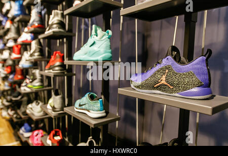 Surtido de Air Jordan zapatillas de baloncesto de la NBA para la venta en la tienda en Manhattan. Foto de stock