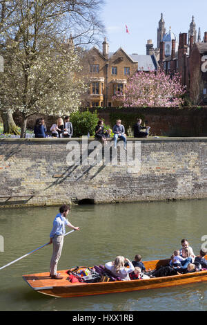 Cambridge remar en el río Cam pasado los estudiantes observando desde Trinity Hall College, Cambridge, Reino Unido Foto de stock