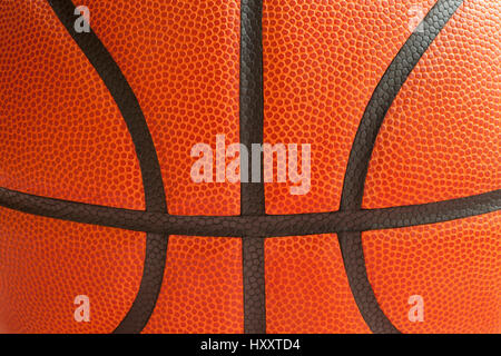 Primer plano de una pelota de baloncesto mostrando las costuras negro